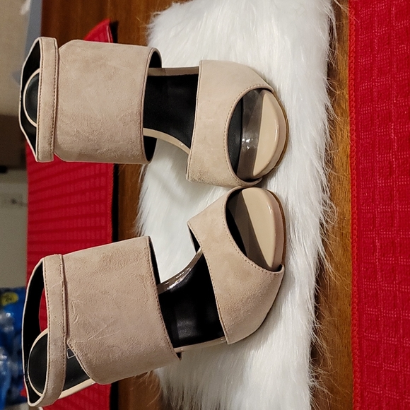 Shoes - Picture 4 of 4